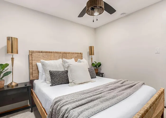 Holiday home Solanova Designer Oasis With Cocktail Pool & Theater Scottsdale