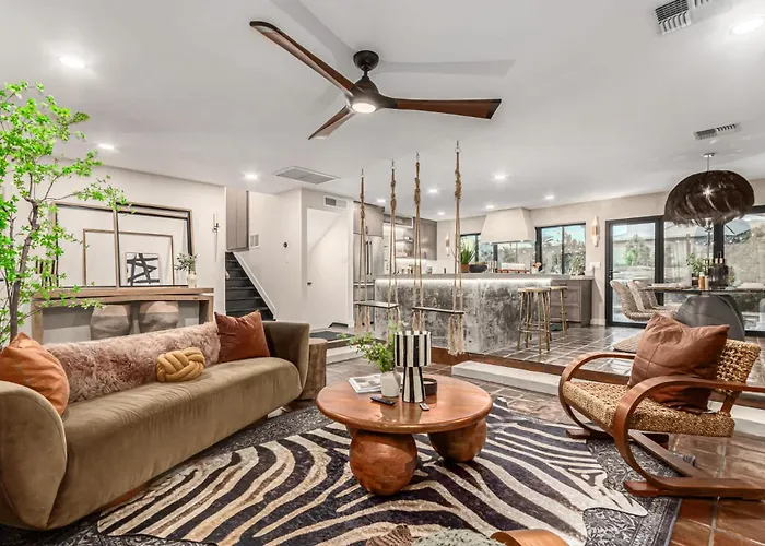 Solanova Designer Oasis With Cocktail Pool & Theater Holiday home Scottsdale